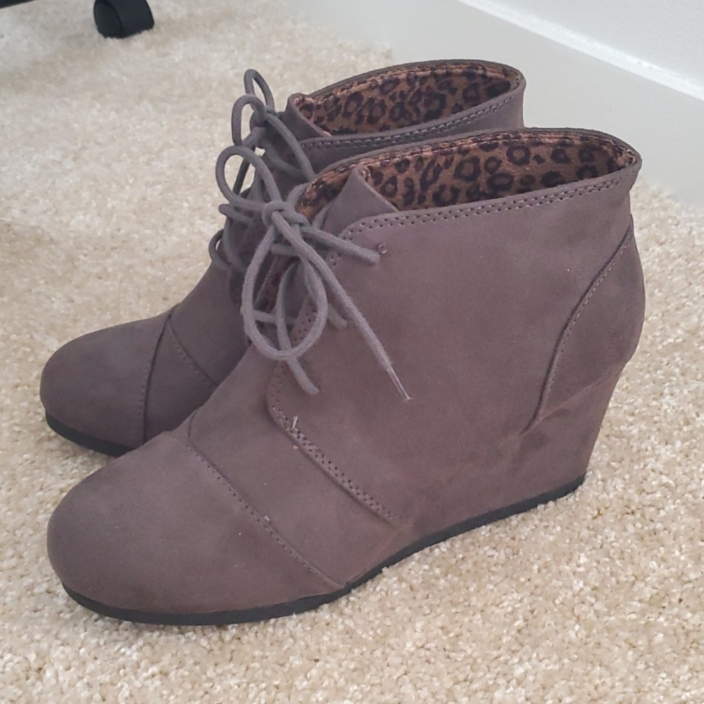 NWOT CityClassified booties size 7.5 taupe